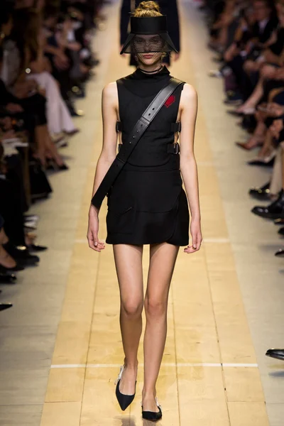 Look 15